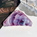 Haarklammer in Dreiecksform mit lila-blauem Marmor-Effekt aus hochwertigem Acetat - 8.5cm / Blauviolett
