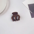 Gros plan d'une mini pince à cheveux marron mat sur fond de céramique minimaliste - 5cm Pince Citrouille-Café Foncé Mat
