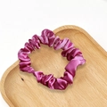 Coletero elegante de satén violeta con textura plisada en bandeja de madera y fondo blanco - Rosa Fucsia