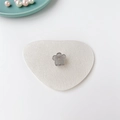 Détail d'une mini pince à cheveux fleur gris translucide sur fond de feutre blanc - Gris clair