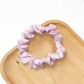 Elastico scrunchie in raso rosa plissettato su vassoio in legno con sfondo bianco - Rosa Ragazza