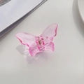 Detail der rosa-transparenten Schmetterlings-Haarklammer mit eleganter 3D-Schnitzerei - Rosarot