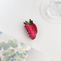 Dettaglio di un fermaglio per capelli a forma di fragola in acrilico rosa con foglia verde - Fragola