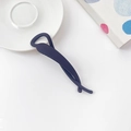 Gros plan sur la pince banane bleu foncé mate avec un design torsadé minimaliste - Bleu Marine Mat