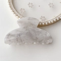 Large acetate hair claw clip featuring a grey and white marbled pattern for women - Beige Marble