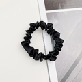 Dettaglio dell'elastico in raso nero che mostra la trama lucida a pieghe e il tessuto morbido - Nero