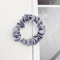 Détail du tissu en satin gris doux et des plis fins de ce chouchou à l'aspect soyeux - Gris Bleu