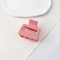 Dettaglio molletta per capelli quadrata rosa opaca su vassoio di ceramica bianca - Rosa Coreano Opaco