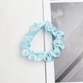 Chouchou élégant en satin bleu clair avec plis doux pour un style de coiffure épuré - Bleu Ciel