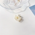 Dettaglio di un elegante fermaglio per capelli con perle su un piatto di vetro a conchiglia - Plastica/Resina / Pinza Perla Grande - Corona