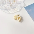 Dettaglio di un piccolo fermaglio per capelli con fiocco di perle su superficie di marmo - Plastica/Resina / Pinza Perla Grande - Papillon