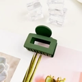 Dettaglio di una molletta opaca verde scuro con design quadrato vuoto per acconciature - Verde militare