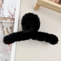 Dettaglio molletta per capelli nera in peluche con consistenza soffice su base beige - Molla per Capelli Grande in Peluche / Nero