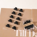 Lot de mini pinces à cheveux noir mat avec boîte de rangement sur fond esthétique - Style Noir Demi-Cercle Plein (En Boîte)