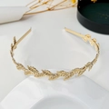 Dettaglio del cerchietto da sposa dorato con trame di foglie delicate e finitura in metallo - Cerchietto in metallo-15 paia di foglie
