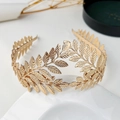 Détail d'un serre-tête de mariée doré avec des feuilles en métal texturées - Serre-tête en métal-Couronne de feuilles