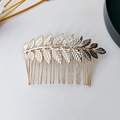 Dettaglio di un pettine per capelli in metallo dorato con foglie dal design vintage - Pettine in metallo-Oro