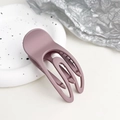 Dettaglio della clip per capelli rosa opaco con linee minimaliste cave su un piatto - Nude Opaco