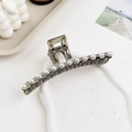Dettaglio della pinza per capelli con perle e strass su resina grigia trasparente - Plastica/Resina / Marrone