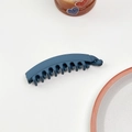 Dettaglio molletta a banana blu scuro opaco con denti fini per una presa sicura - Blu nebbia