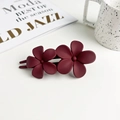 Vue détaillée d'une pince à cheveux double fleur avec finition mate bordeaux - Double Fleur Mate - Rouge Vin