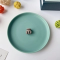 Mini pince à cheveux marron-gris mat pour queue de cheval sur une assiette en céramique - Mini Pince Citrouille-Café de Riz