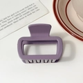 Dettaglio di una pinza per capelli rettangolare viola opaco con un moderno design cavo - 6cm Quadrato Grigio Viola Lucido
