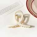 Dettaglio della pinza per capelli minimalista color crema su sfondo bianco elegante - 8cm Incrociato Giallo Crema Lucido