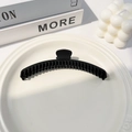Dettaglio di un fermaglio per capelli nero opaco con denti fitti su sfondo bianco - Plastica/Resina / 12cm Opaco Nero