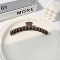 Dettaglio molletta per capelli marrone scuro opaca con finitura satinata e presa sicura - Plastica/Resina / 12cm Opaco Caffè Scuro