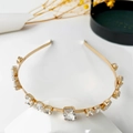 Elegante cerchietto in metallo dorato con cristalli quadrati e dettagli a foglia raffinati - Cerchietto in metallo-15 strass