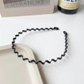 Detalle de diadema ondulada de metal negro mate con puntas redondeadas de protección - Diadema Negra - Estilo Fideos