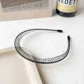 Vista detallada de la diadema espiral negra con puntas protectoras para hombres y mujeres - Diadema Negra - Resorte Grueso