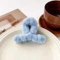 Détail de la pince à cheveux en peluche bleu ciel montrant la texture douce de la fausse fourrure - 9cm Peluche Croisé - Bleu Ciel