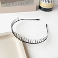 Détail d'un serre-tête métallique ondulé noir avec dents de peigne et embouts de protection - Serre-tête Noir - Dents en Spirale