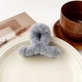 Gros plan détaillé d'une pince à cheveux en peluche gris clair sur un plateau décoratif - 9cm Peluche Croisé - Gris Bleu