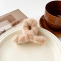 Détail d'une pince à cheveux en peluche crème avec texture douce sur un plateau en céramique - 9cm Peluche Croisé - Kaki Clair