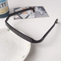 Minimalistischer quadratischer schwarzer Haarreif auf einem weißen Dekoteller in Lifestyle-Optik - Quadratisches Brillenstirnband - Dunkelbraun
