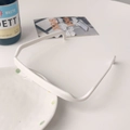 Makroaufnahme des weißen quadratischen Haarreifs mit glatter, matter Oberfläche - Quadratisches Brillenstirnband - Milchweiß