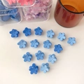 Primer plano de mini pinzas para el cabello con flores azules mate en triángulo - Estilo Flor Azul