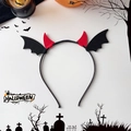 Detalle de diadema de Halloween con cuernos de diablo rojos y alas de murciélago negras - Estilo Alas Negras de Cuerno