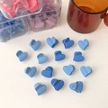 Vue rapprochée de mini-pinces à cheveux en forme de cœur bleu avec fini mat - Style Cœur Bleu