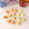 Vue à plat de mini pinces à cheveux en résine mate en forme de cœur tons jaunes - Style Cœur Jaune