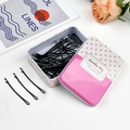 Dettaglio di forcine nere in una scatola a pois rosa con testo Spark Fly stampato - Arcurato - Puntini Rosa