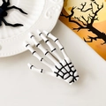 Macro di una molletta per capelli a mano di scheletro per Halloween con dettagli in resina - Bianco