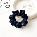 Dettaglio dell'elastico per capelli in raso blu scuro con accento in metallo dorato - Blu Notte