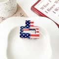 Nahaufnahme einer quadratischen Haarklammer aus Acryl mit US-Flaggenmuster auf Keramik - US Flaggenclip - 5cm Quadratisch