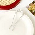 Détail d'épingle à cheveux en U argentée avec perles dégradées sur un plat en céramique - Cinq Perles Incurvées / Argent