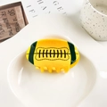 Detalle macro de la pinza de pelo de rugby en acrílico amarillo y verde con costuras - 8cm / Rugby Amarillo Verde