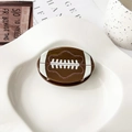 Primer plano detallado de pinza para el cabello de fútbol americano en un plato blanco - 7cm / Rugby Beige Café